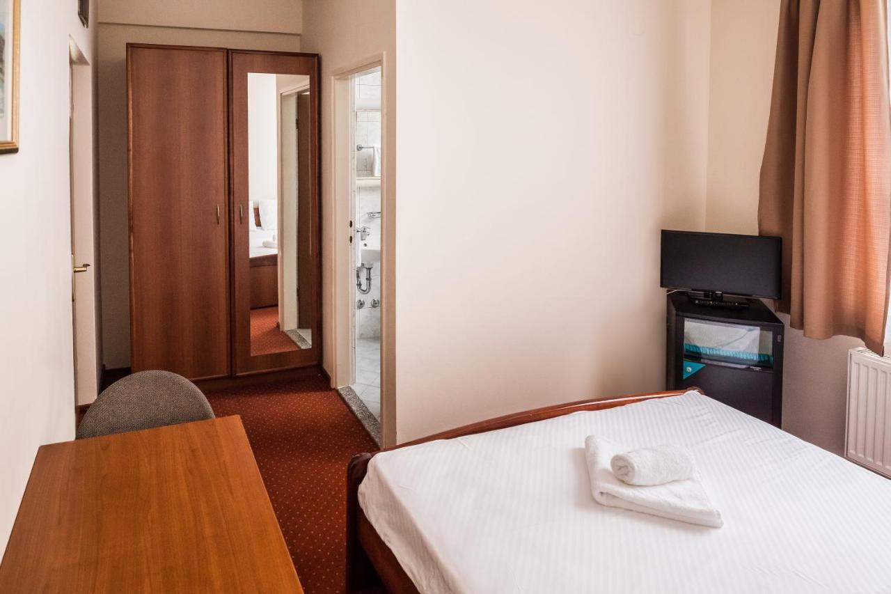 Hotel Carlstadt Karlovac Exterior photo