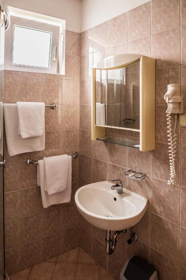 Hotel Carlstadt Karlovac Exterior photo